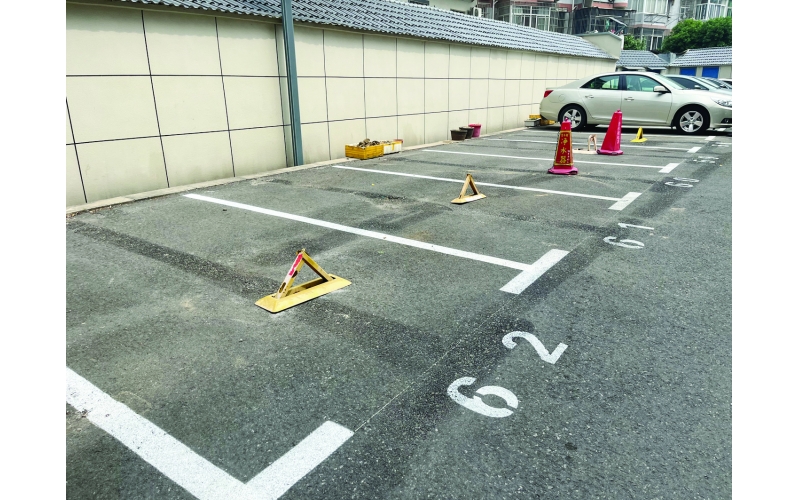 南京一小區(qū)車位長期被地鎖侵占 社區(qū)回應(yīng)：近期物業(yè)公司會(huì)進(jìn)駐