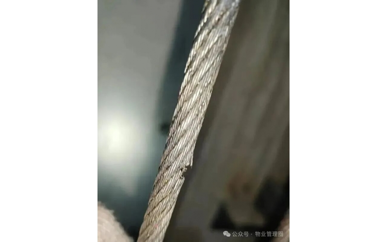 小區23部電梯的鋼繩遭人為切割！警方今晨通報...