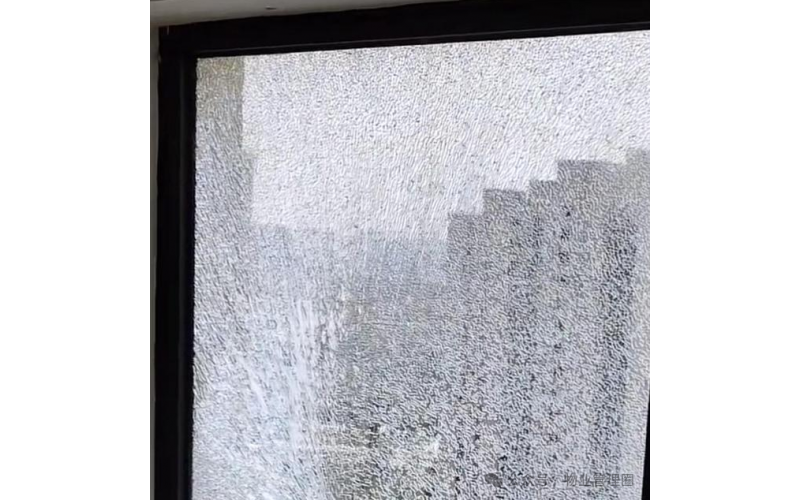 業主家窗戶玻璃自爆，由誰負責維修？