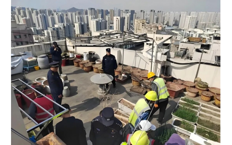 業主在天臺堆放雜物，物業該如何處理？