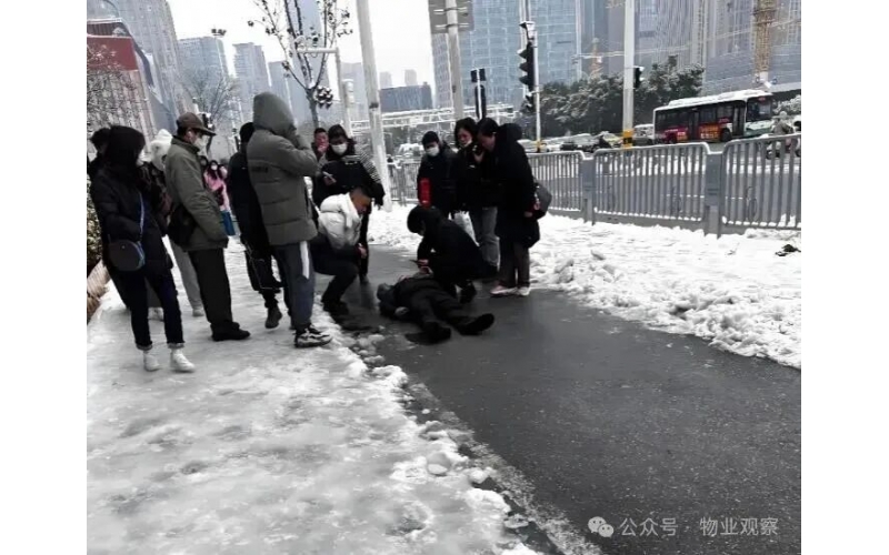 下雪天業主在單元門口摔倒，要求物業賠償，物業該怎么回復？